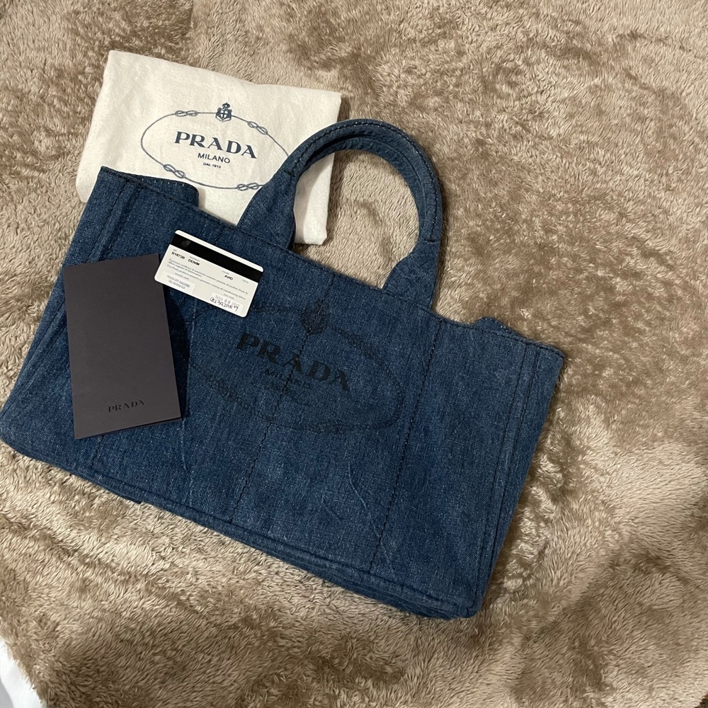 Prada canapa